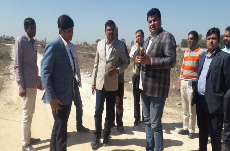 जिला कलक्टर ने अस्पताल के लिए देखी भूमि