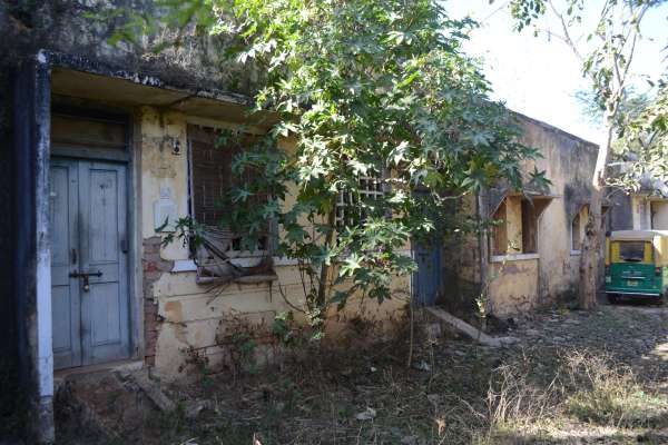 कंडम सरकारी आवासों में रह रहे कर्मचारी