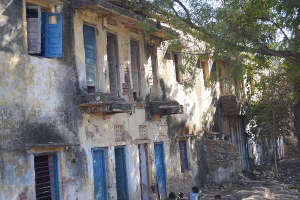 कंडम सरकारी आवासों में रह रहे कर्मचारी