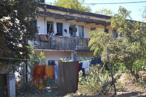 कंडम सरकारी आवासों में रह रहे कर्मचारी