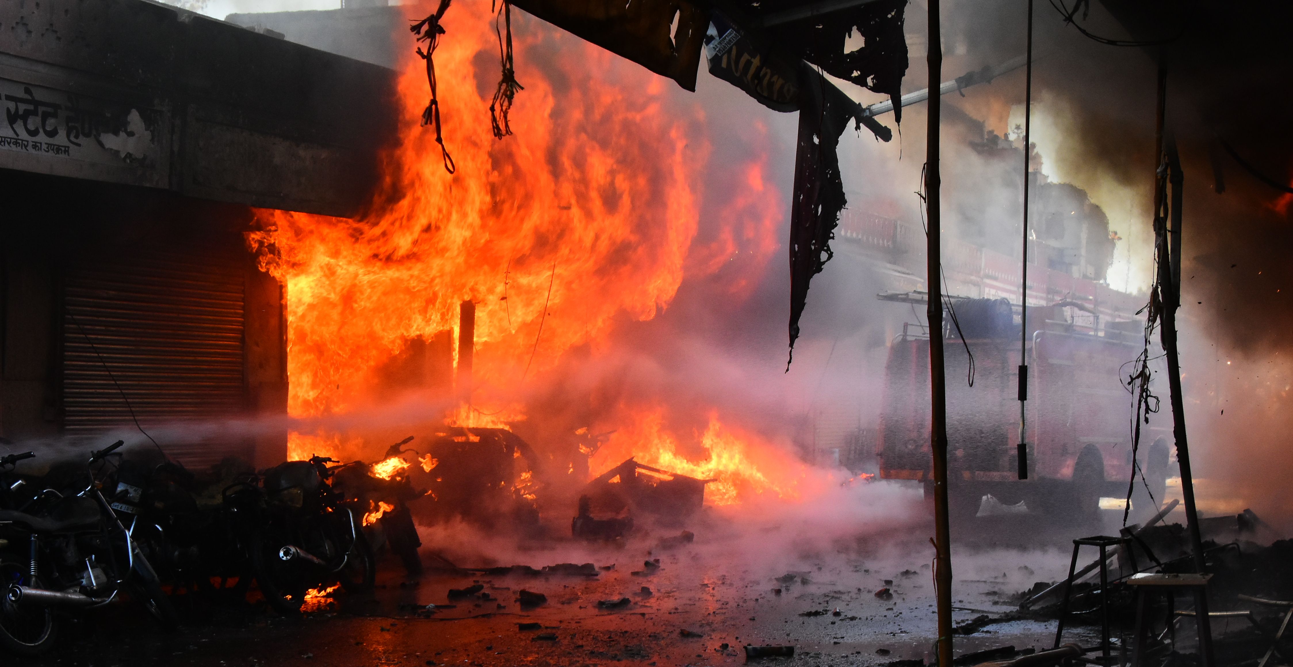 इंदिरा बाजार में पटाखों की दुकान में लगी भीषण आग