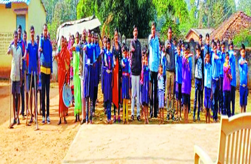 स्वर्णिम भारत महाअभियान के तहत ग्रामीणों सहित स्कूली बच्चों ने की सफाई