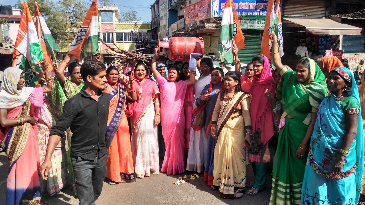 विदिशा। माधवगंज पर प्रदर्शन करती महिला कांग्रेस पदाधिकारी और कार्यकर्ताएं।