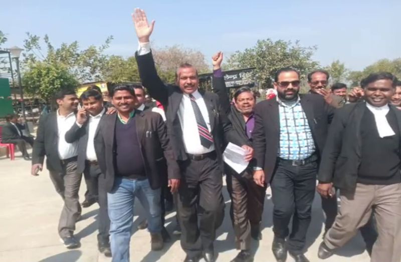 लखनऊ कोर्ट ब्लास्ट के विरोध में अधिवक्ताओं का प्रदर्शन