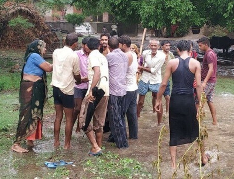 तालाब में डूबा बच्चा तो परिजनों ने पीटा पानी...पर क्यों ?