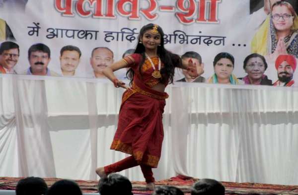 Photo Gallery : फ्लावर शो में उमड़ा जनसैलाब, फूलों के साथ सेल्फी लेते नजर आए लोग