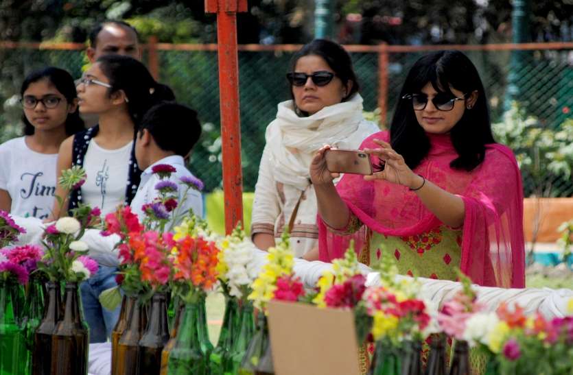 Photo Gallery : फ्लावर शो में उमड़ा जनसैलाब, फूलों के साथ सेल्फी लेते नजर आए लोग