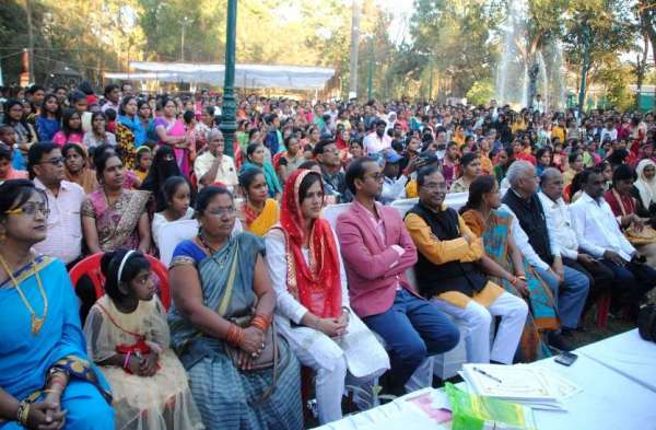 Photo Gallery : फ्लावर शो में उमड़ा जनसैलाब, फूलों के साथ सेल्फी लेते नजर आए लोग