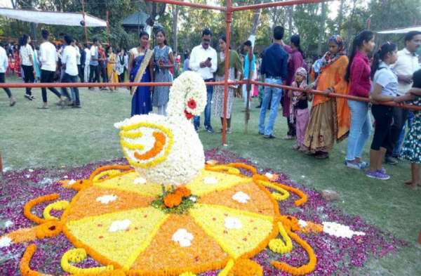 Photo Gallery : फ्लावर शो में उमड़ा जनसैलाब, फूलों के साथ सेल्फी लेते नजर आए लोग