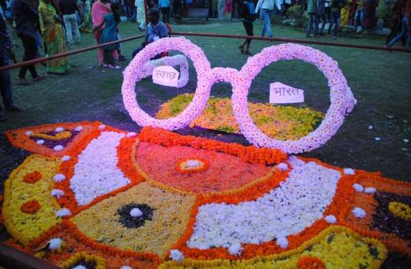 Photo Gallery : फ्लावर शो में उमड़ा जनसैलाब, फूलों के साथ सेल्फी लेते नजर आए लोग