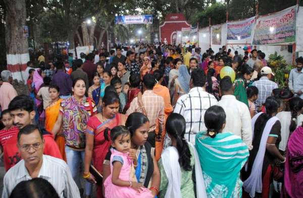 Photo Gallery : फ्लावर शो में उमड़ा जनसैलाब, फूलों के साथ सेल्फी लेते नजर आए लोग