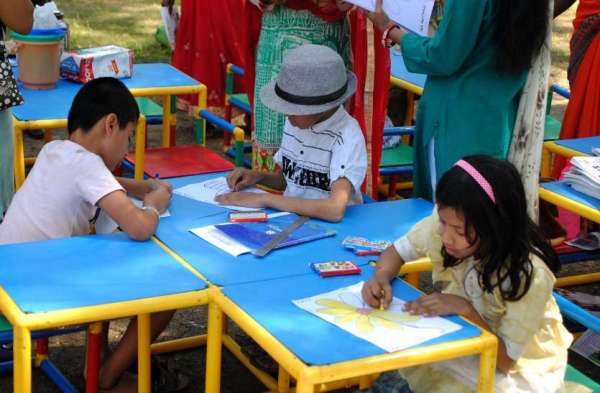 Photo Gallery : फ्लावर शो में उमड़ा जनसैलाब, फूलों के साथ सेल्फी लेते नजर आए लोग