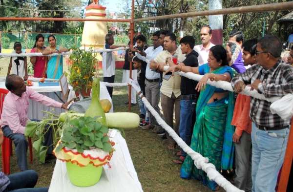Photo Gallery : फ्लावर शो में उमड़ा जनसैलाब, फूलों के साथ सेल्फी लेते नजर आए लोग