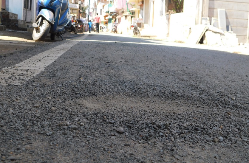 Quality bypassing in asphalt, uprooted road as soon as it is made, spit police after complaint ...