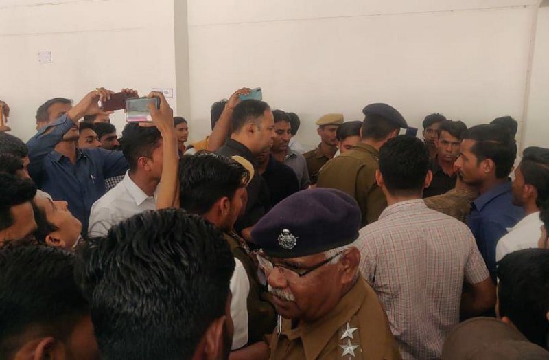 ABVP-NSUI face to face in presence of Revenue Minister