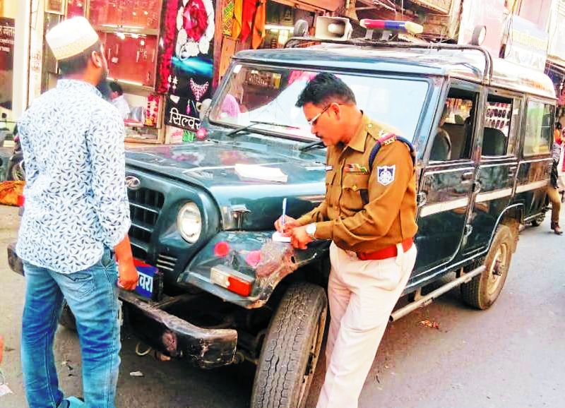 नाबालिग वाहन चालकों पर कार्रवाई कर माता-पिता को बुलाया, वन-वे को फिर से कराया चालू