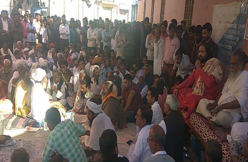 मंदिर विवाद में चार दिन से बाजार बंद, अनशन पर बैठे संतों को भाजपा, माकपा व कांग्रेस का समर्थन