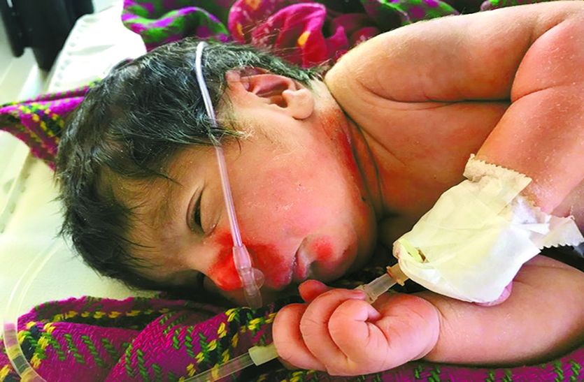  Newborn wrapped in polythene left at the hospital gate