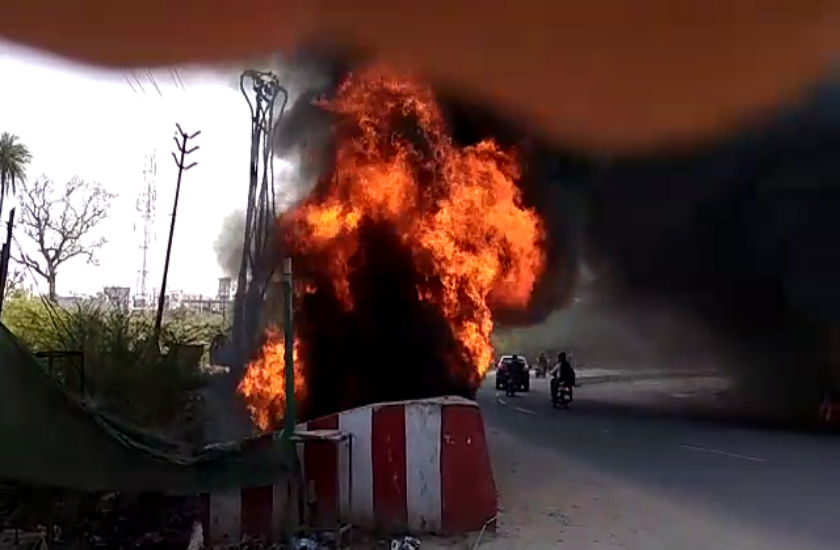 नाले में पड़े कूड़े में लगी भयंकर आग, क्षेत्र में हड़कंप, देखें वीडियो