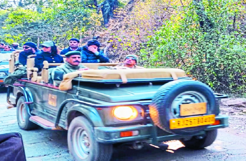 पार्क भ्रमण पर जाते समय प्रियंका ने छिपाया चेहरा