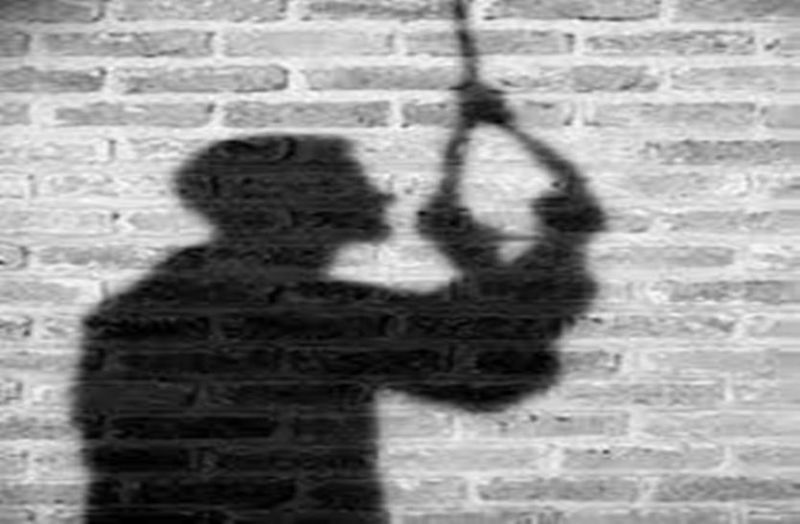 घर में फंदे पर लटका मिला श्रमिक का शव