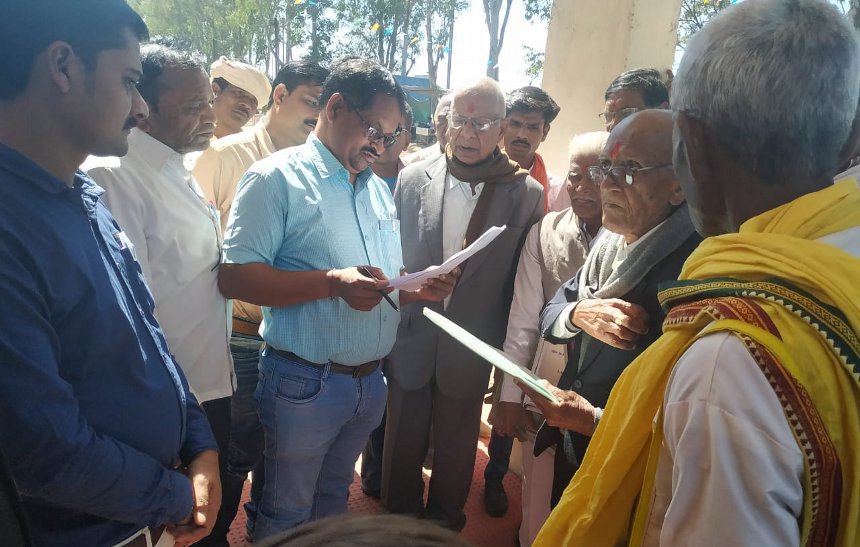 Memorandum submitted to free the elderly's land from encroachment
