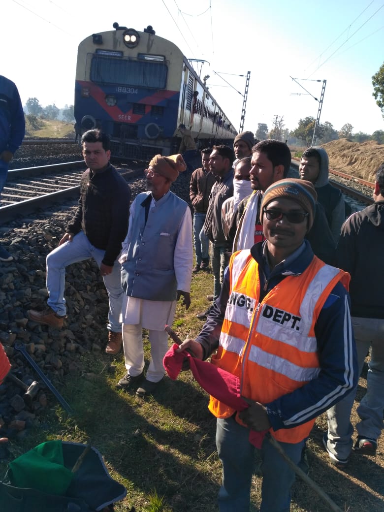 So Bilaspur-Shahdol Memo train passing through broken tracks, thousand