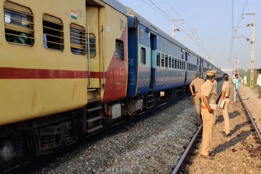 woman-jumped-in-front-of-train-with-two-children in Chennai