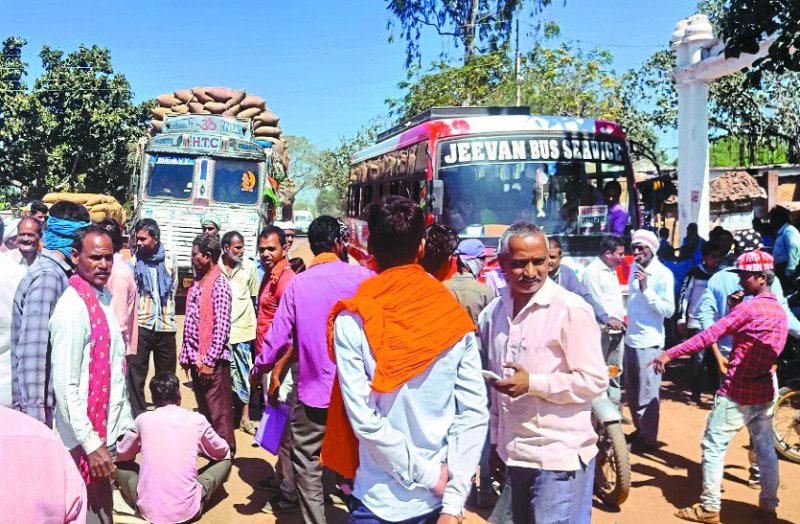 बारदाना नहीं होने से धान खरीदी बंद, अंधियारखोर में नाराज किसानों ने एक घंटे तक किया चक्काजाम