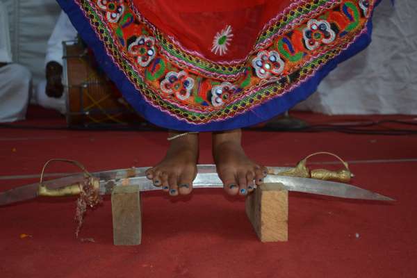 तलवार, कांच, गिलास पर राजस्थानी कलाकारों का डांस