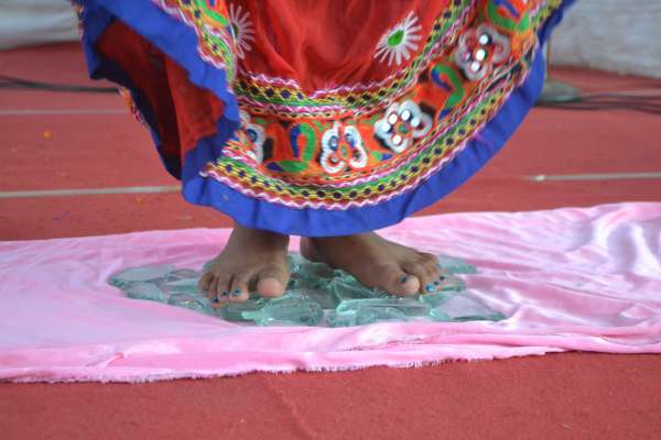 तलवार, कांच, गिलास पर राजस्थानी कलाकारों का डांस