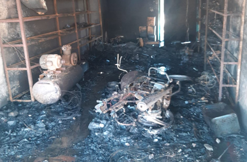 आटो पाट्र्स की दुकान में लगी आग, पांच लाख का माल जलकर खाक, सीसीटीवी में कैद हुई तस्वीर