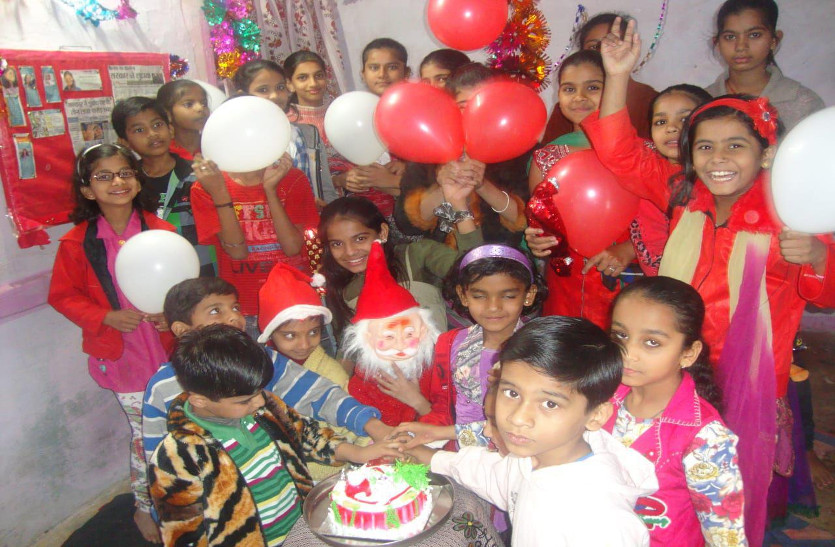 Swarnim Bharat : Uncle distributes books, stationery and balloons