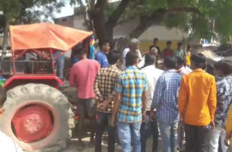 स्कूल से घर जा रहे छात्र की ट्रैक्टर की चपेट में मौत से मचा कोहराम ,शाम को गांव में नहीं जले चूल्हे