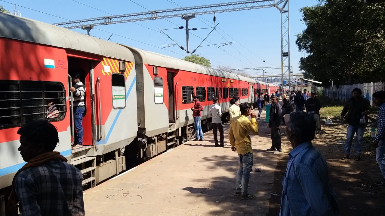  Express trains stopped at small stations, passengers were disturbed