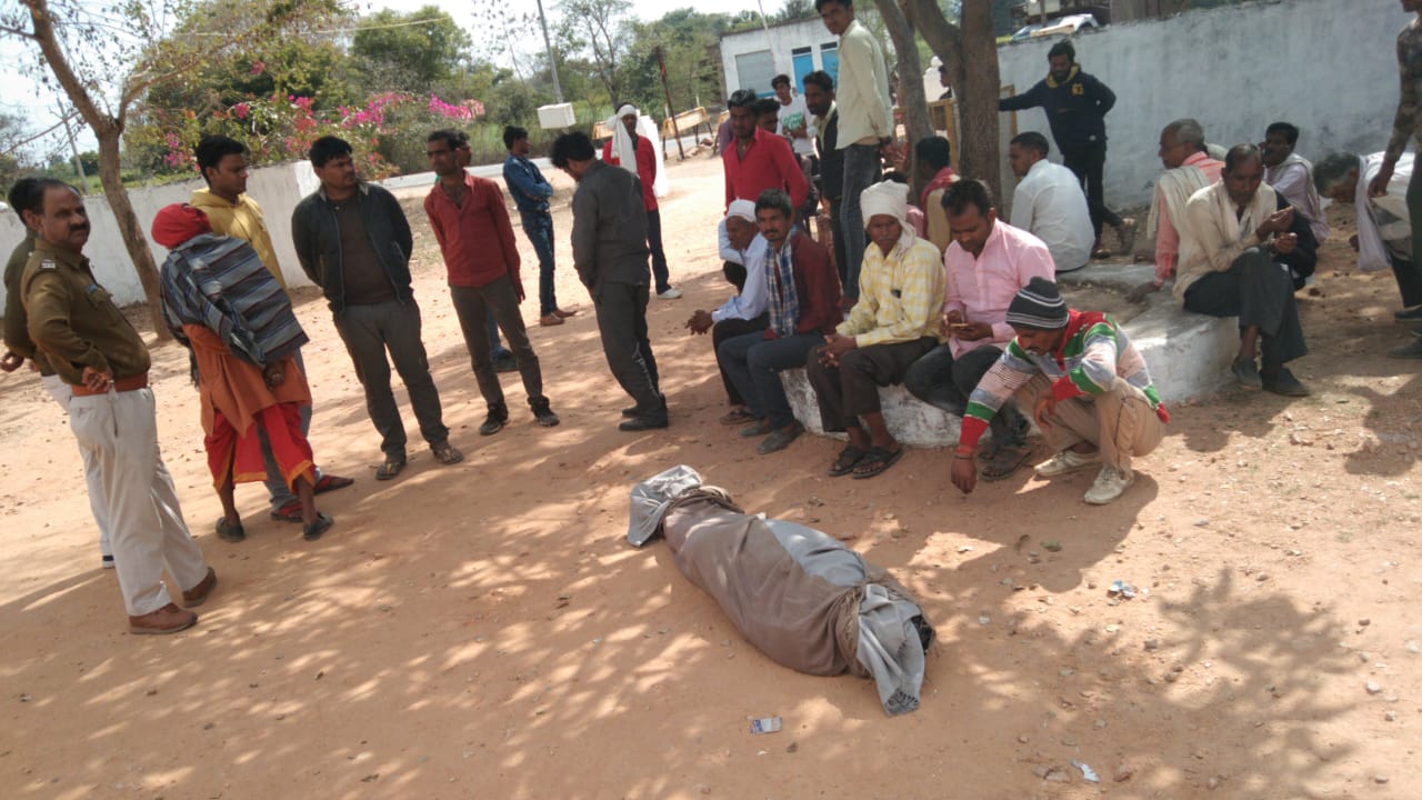  तीन घंटे तक किया प्रदर्शन, जांच की मांग  After the death of the farmer reached the police post, news in hindi, mp news, datia news