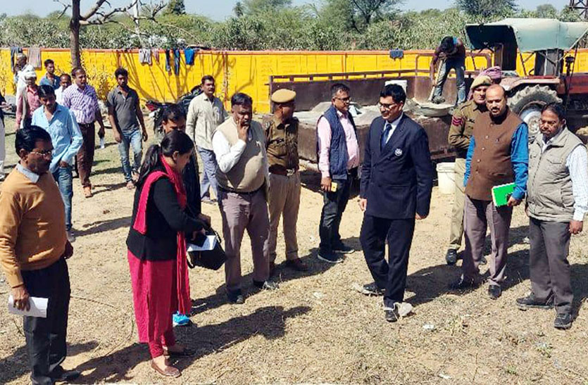 ग्रामीणों की जनसुनवाई कर सामुदायिक शौचालय के लिए भूमि का किया निरीक्षण