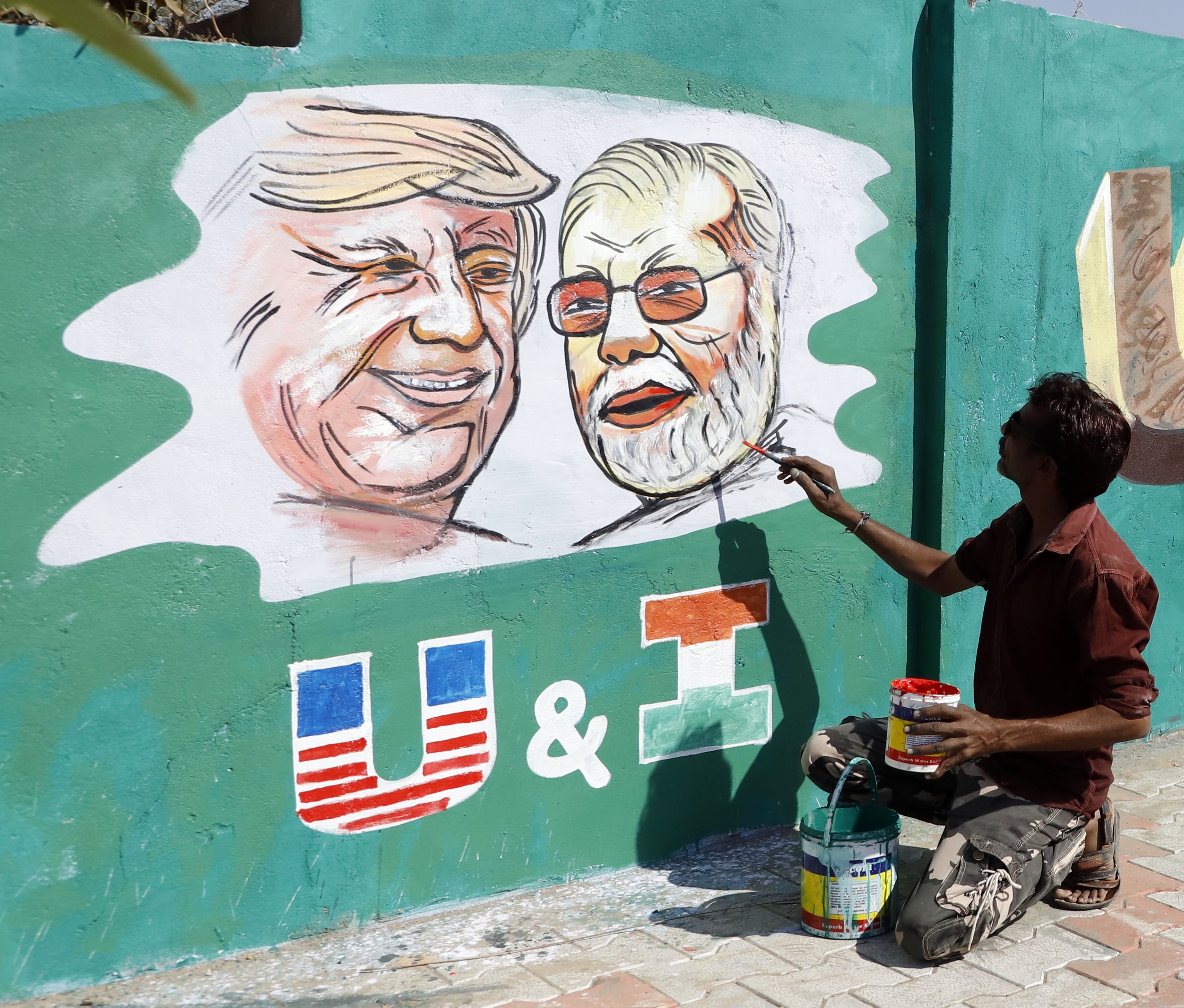 Trump visit: ट्रंप-मोदी के स्वागत में Ahmedabad की दीवारों पर पेटिंग्स