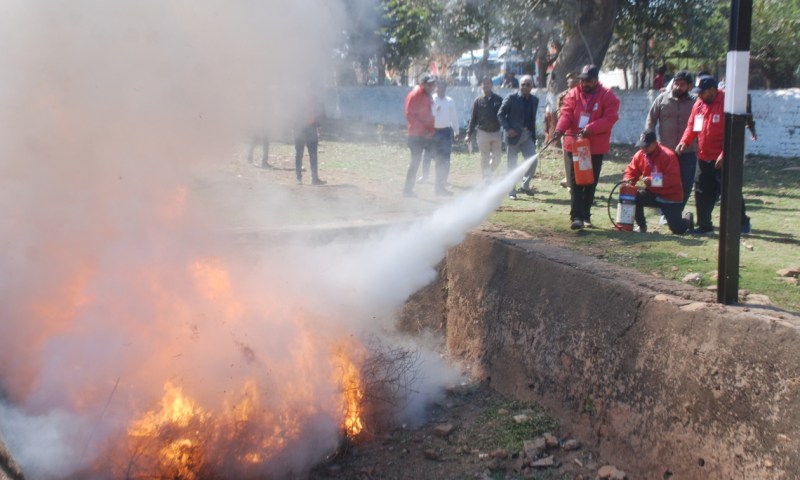 पेट्रोल पंप पर आग से मचा हडक़ंप, अग्निशमन यंत्र लेकर दौड़े कर्मचारी