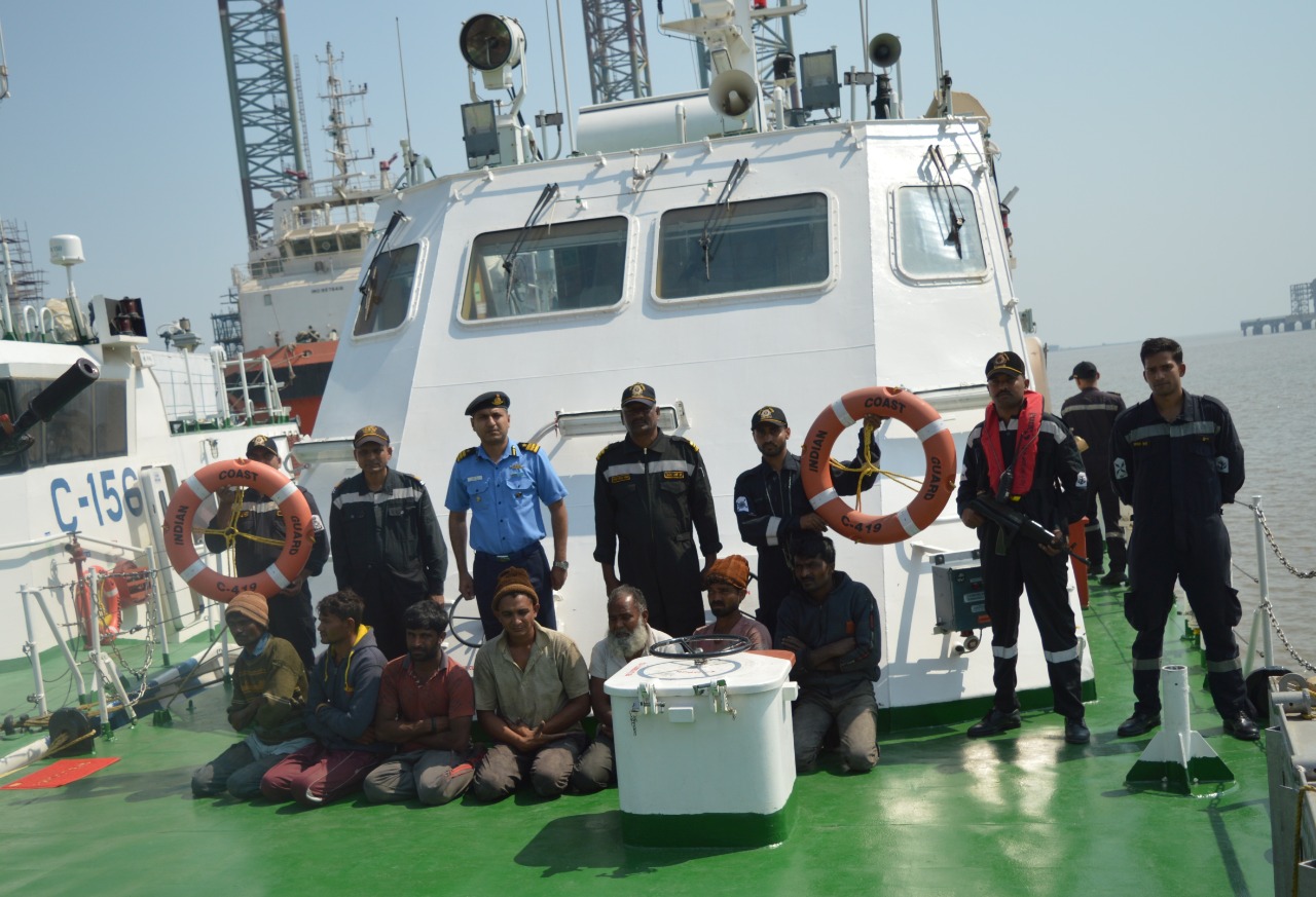 Gujarat: बीच समुद्र में विदेशी जहाज में चोरी, कोस्ट गार्ड ने भारतीय बोट में सवार 9 को पकड़ा