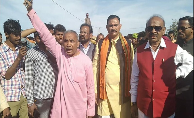 Video: चक्काजाम कर रहे किसानों से मिलने पहुंचे पूर्व मंत्री भइयालाल, अधिकारियों से कहा- धान खरीदी नहीं की गई तो आग लगवा देंगे