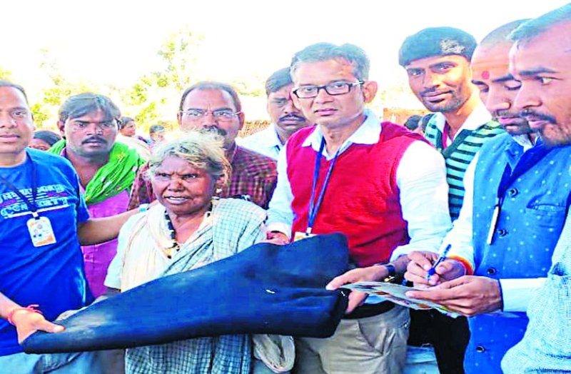 वस्त्रदान समिति ने वनांचल के गांवों में 1100 लोगों को बांटे कपड़े