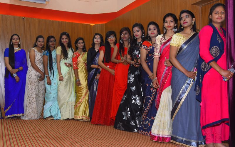 मनमोहक प्रस्तुतियां दी