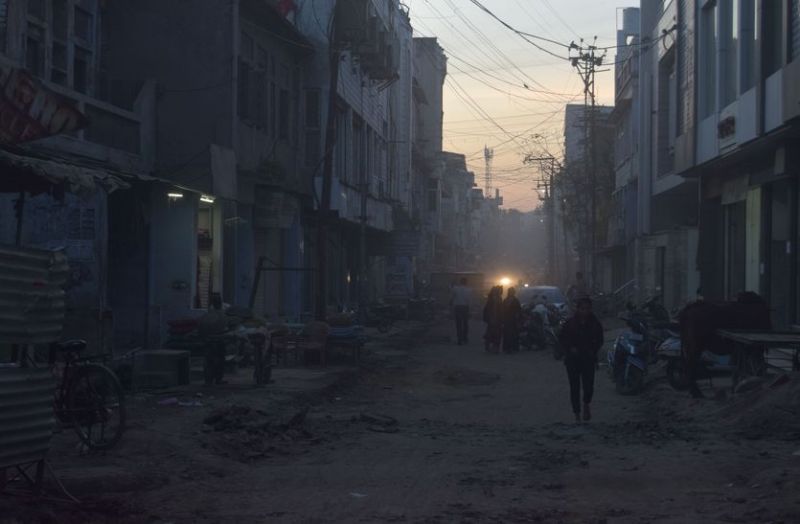 खुदी सड़के, उड़ रही धूल, आमजन परेशान