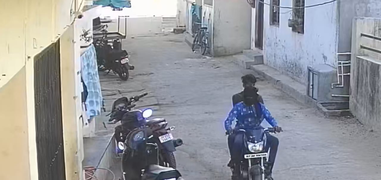 चोरी करने गए बाइक सवार दो चोर हो गए 'कैद', वीडियो हुआ वायरल