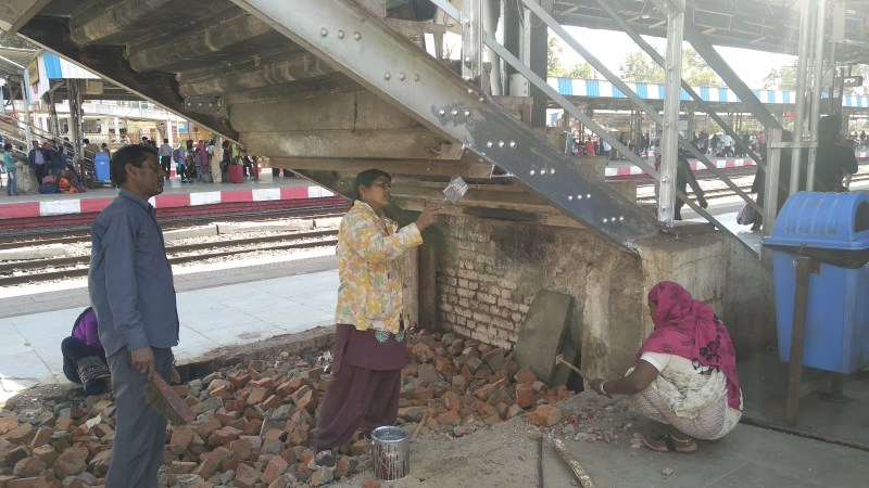 फुट ओवर ब्रिज से निर्माण हटा तो कई स्थानों पर नजर आई जंग