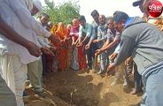 महिलाएं पहुंची श्मशान घाट, मानवता को बताया बड़ा धर्म