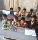 लोहावट के मगरा में मेघवालों की ढाणी में स्थित राजकीय प्राथमिक विद्यालय में फर्नीचर पर बैठे विद्यार्थी।