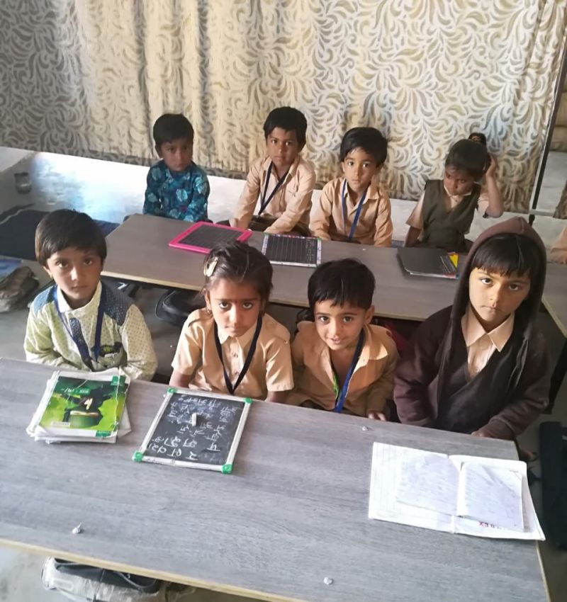 लोहावट के मगरा में मेघवालों की ढाणी में स्थित राजकीय प्राथमिक विद्यालय में फर्नीचर पर बैठे विद्यार्थी।