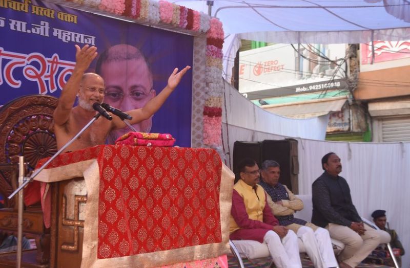 See Jain sage told the MLA, tell CM Kamal Nath not egg, feed Imarti